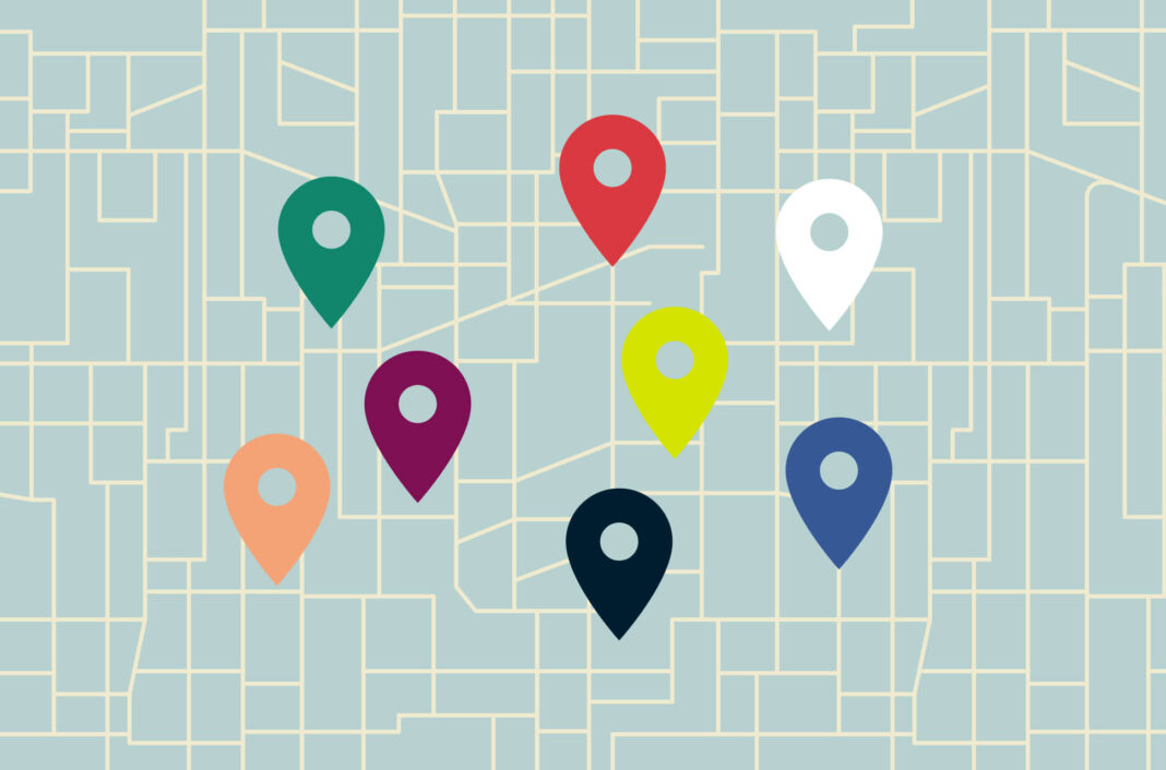 Eine Karte mit unterschiedlichen gefärbten Pins, sinnbildlich als Google-Maps-Alternativen