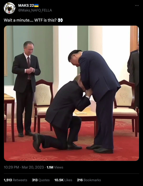 Vladimir Putin küsst die Hand von Xi Jinping in diesem gefälschten Foto.